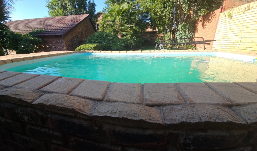 5 Bedroom Property for Sale in Langenhovenpark Free State